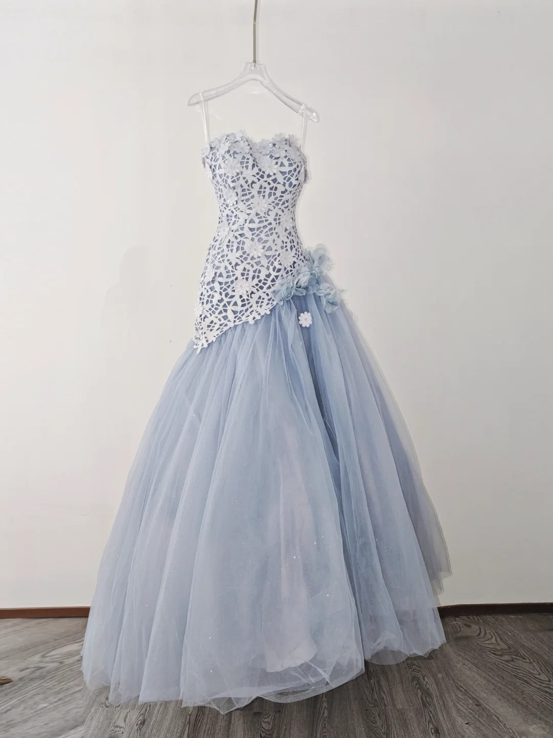 Gorgeous Strapless A-Line Long Prom Dresses Appliques Tulle Blue Evening Dresses Sleeveless Blue Birthday Dresses ED05630