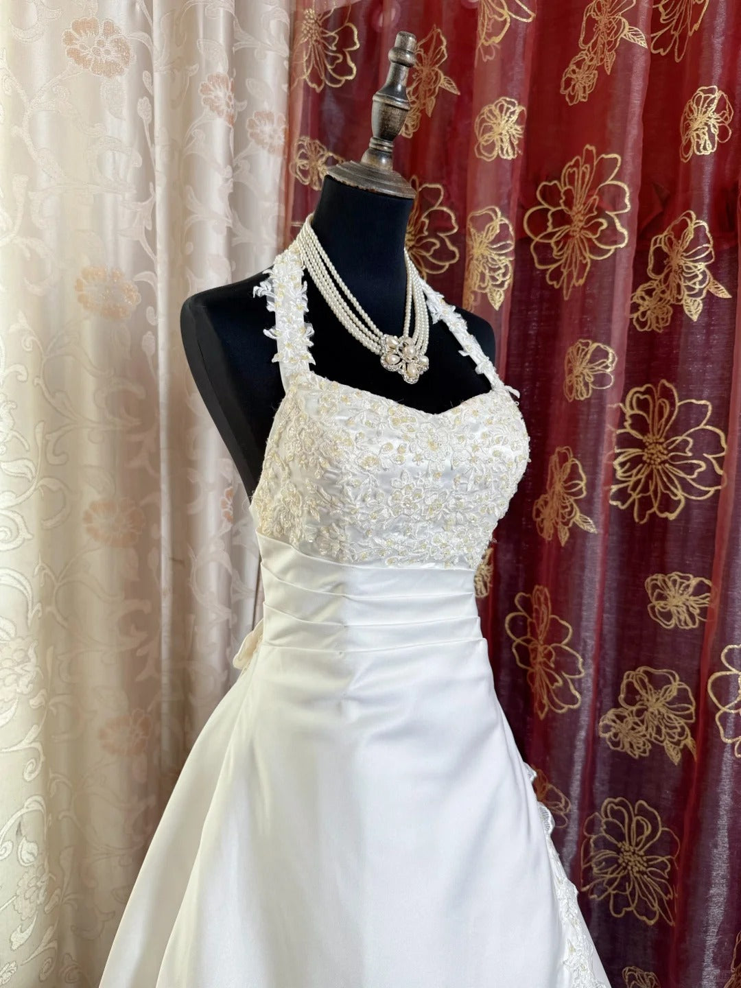 Vintage Halter A-Line Long Wedding Dresses Satin Appliques White Bridal Gowns Sleeveless Bridal Dresses ED05680