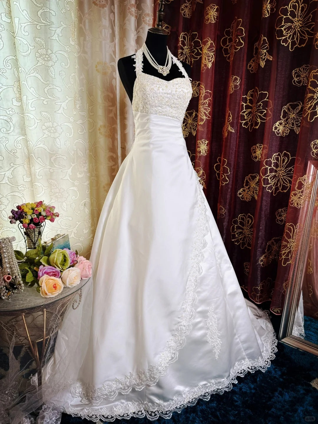 Vintage Halter A-Line Long Wedding Dresses Satin Appliques White Bridal Gowns Sleeveless Bridal Dresses ED05680