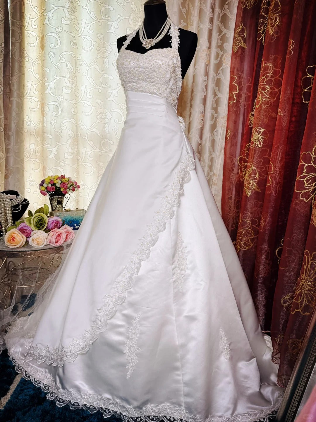 Vintage Halter A-Line Long Wedding Dresses Satin Appliques White Bridal Gowns Sleeveless Bridal Dresses ED05680