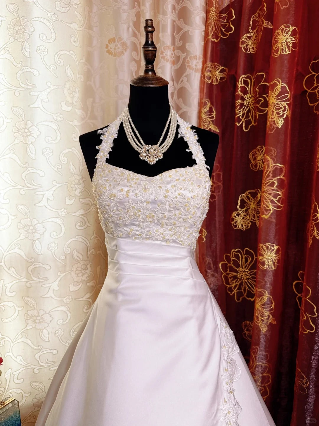 Vintage Halter A-Line Long Wedding Dresses Satin Appliques White Bridal Gowns Sleeveless Bridal Dresses ED05680