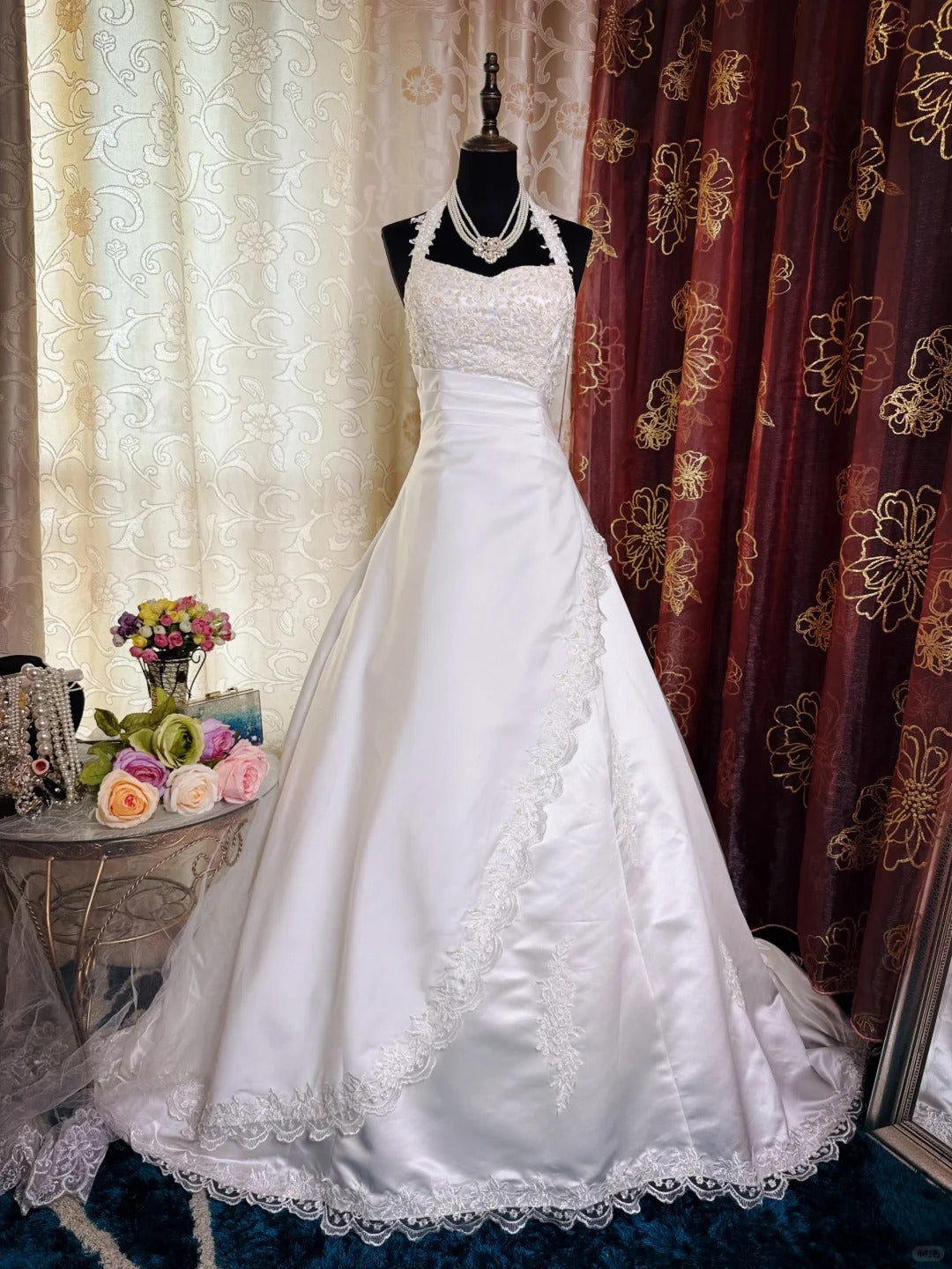 Vintage Halter A-Line Long Wedding Dresses Satin Appliques White Bridal Gowns Sleeveless Bridal Dresses ED05680