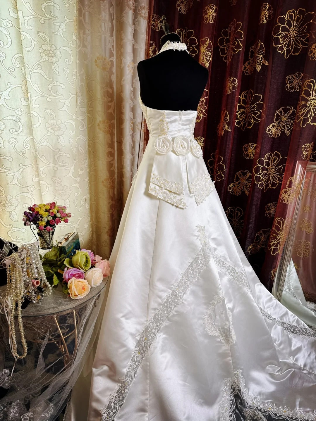 Vintage Halter A-Line Long Wedding Dresses Satin Appliques White Bridal Gowns Sleeveless Bridal Dresses ED05680