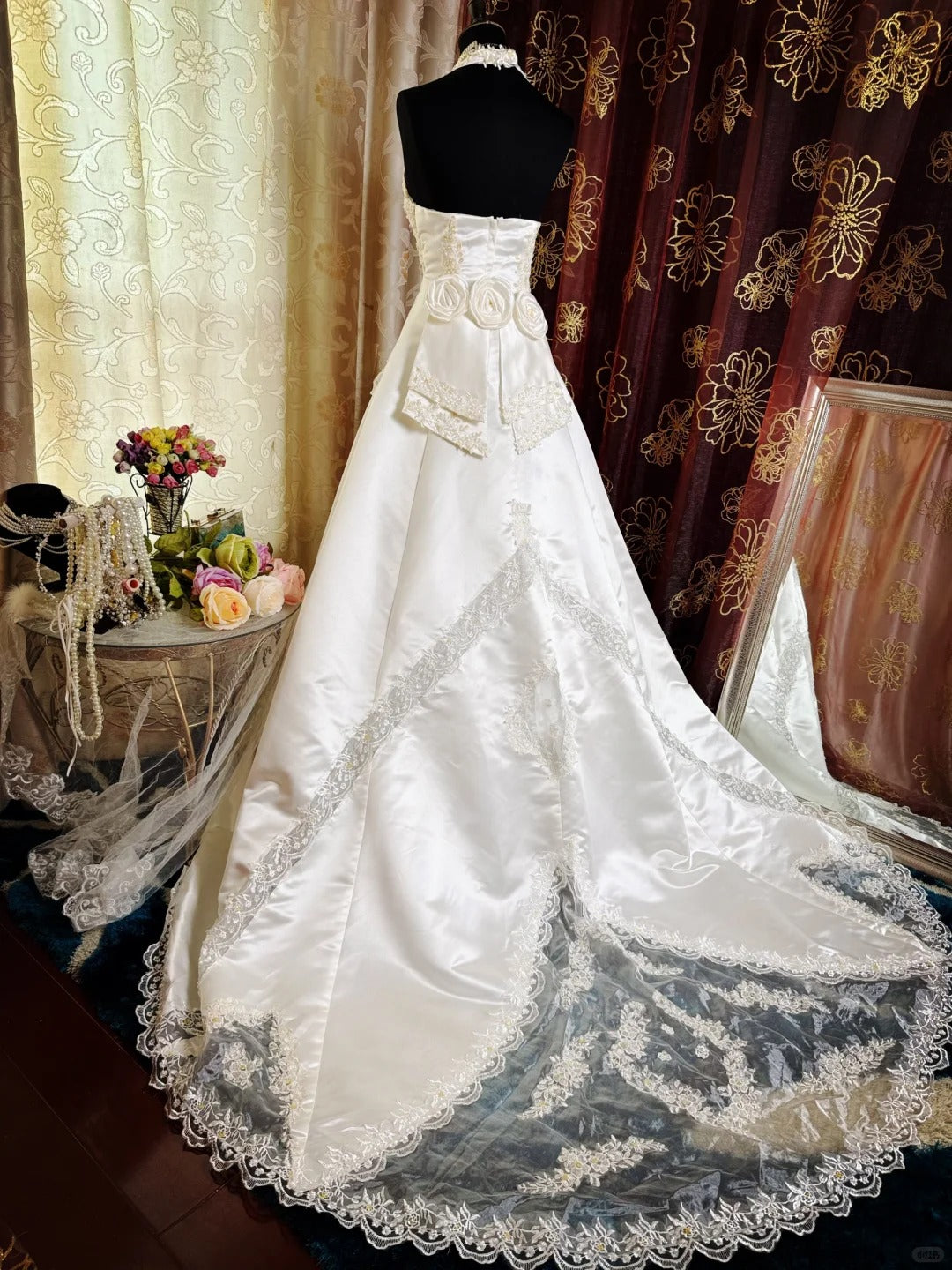 Vintage Halter A-Line Long Wedding Dresses Satin Appliques White Bridal Gowns Sleeveless Bridal Dresses ED05680