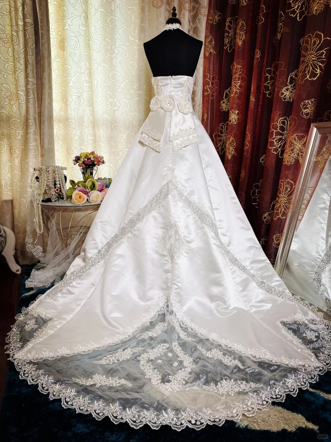 Vintage Halter A-Line Long Wedding Dresses Satin Appliques White Bridal Gowns Sleeveless Bridal Dresses ED05680