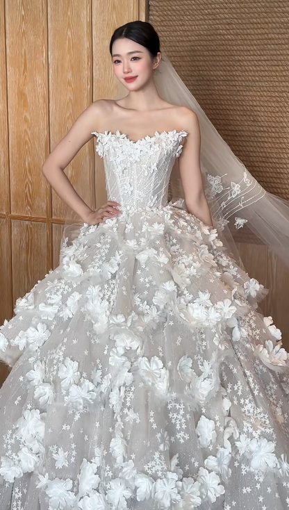 Gorgeous Strapless A-Line Long Wedding Dresses Tulle Appliques White Bridal Gowns Sleeveless Bridal Dresses ED05681