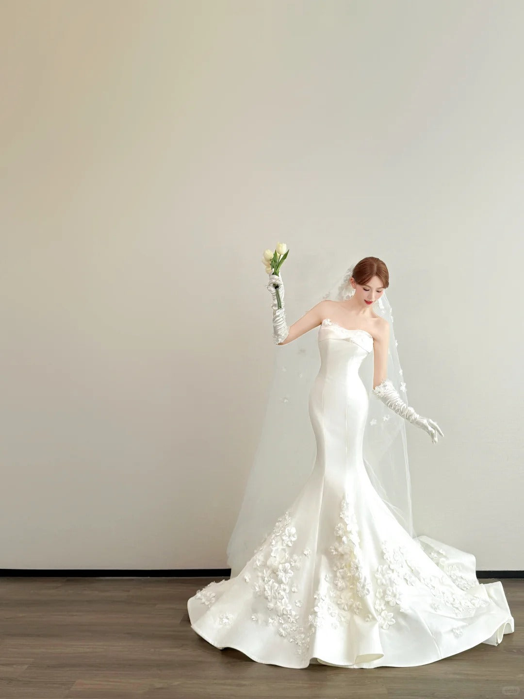 Gorgeous Strapless Mermaid Long Wedding Dresses Satin Applique White Bridal Gowns Sleeveless Bridal Dresses ED05682