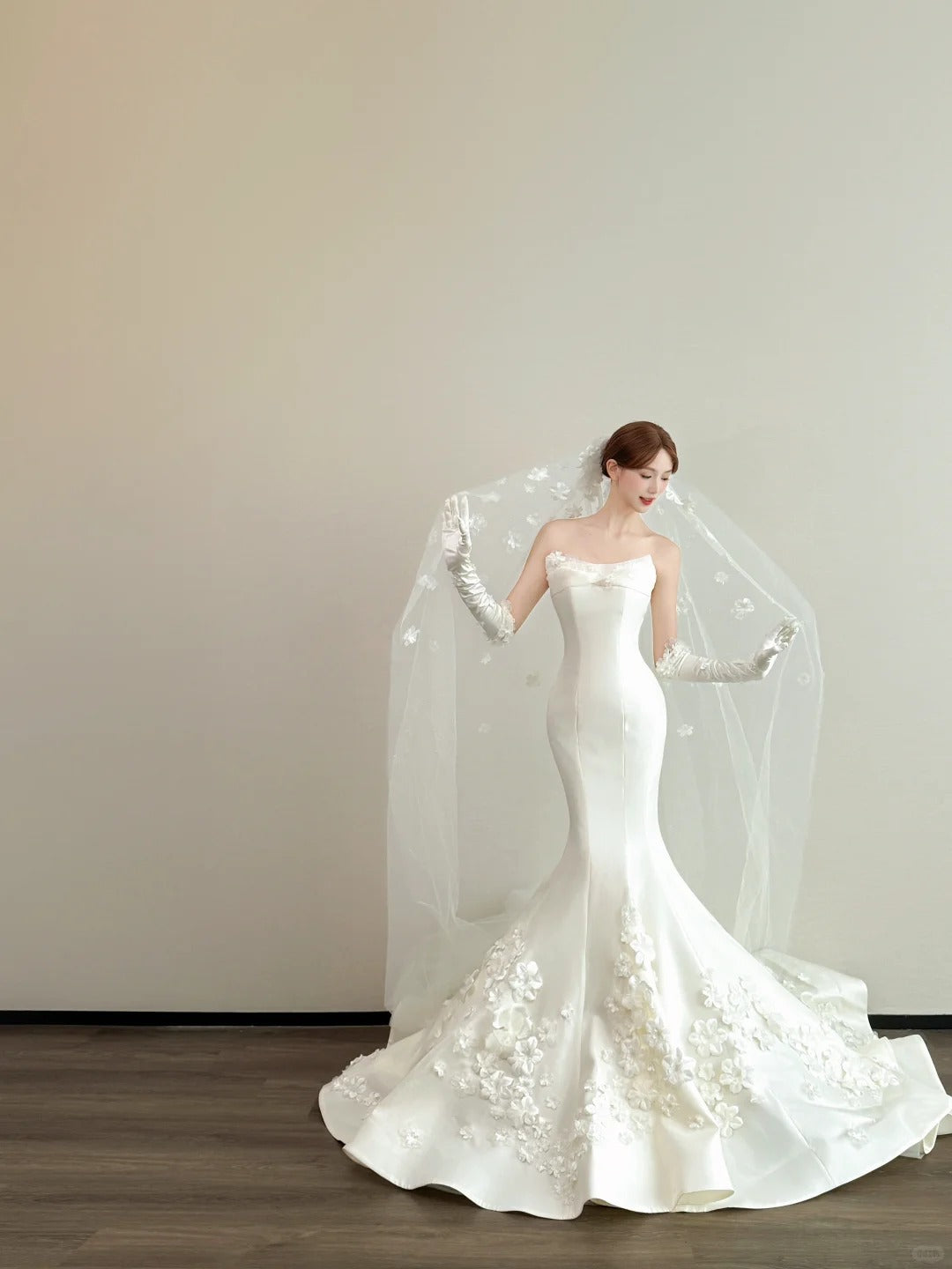 Gorgeous Strapless Mermaid Long Wedding Dresses Satin Applique White Bridal Gowns Sleeveless Bridal Dresses ED05682