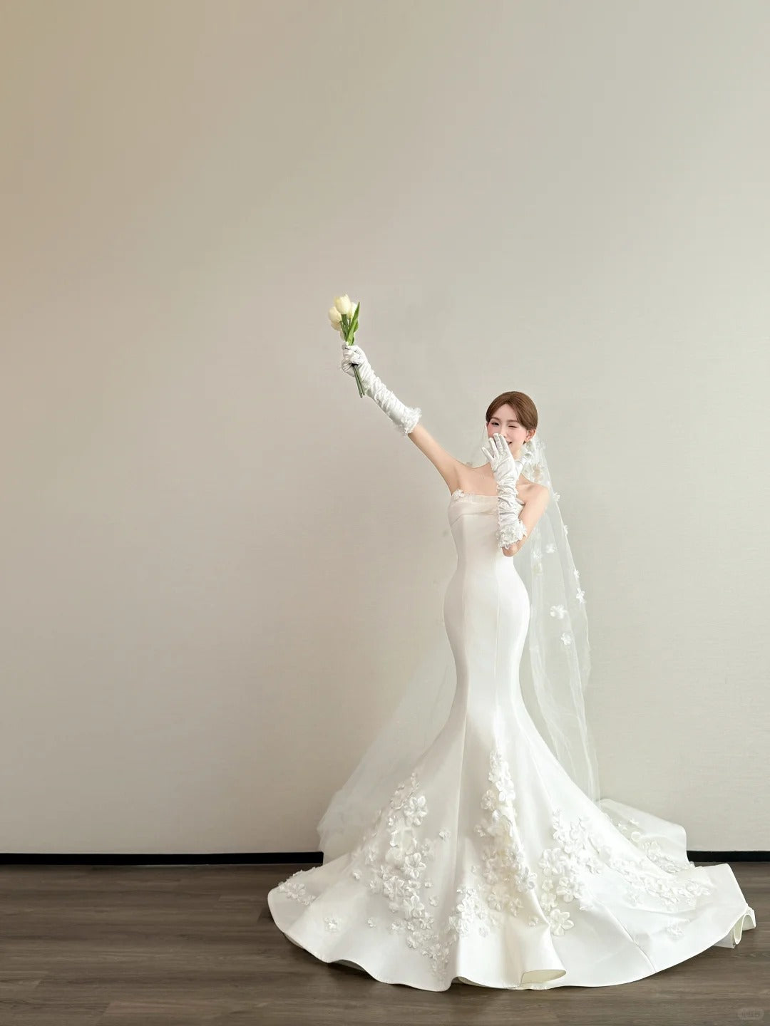 Gorgeous Strapless Mermaid Long Wedding Dresses Satin Applique White Bridal Gowns Sleeveless Bridal Dresses ED05682