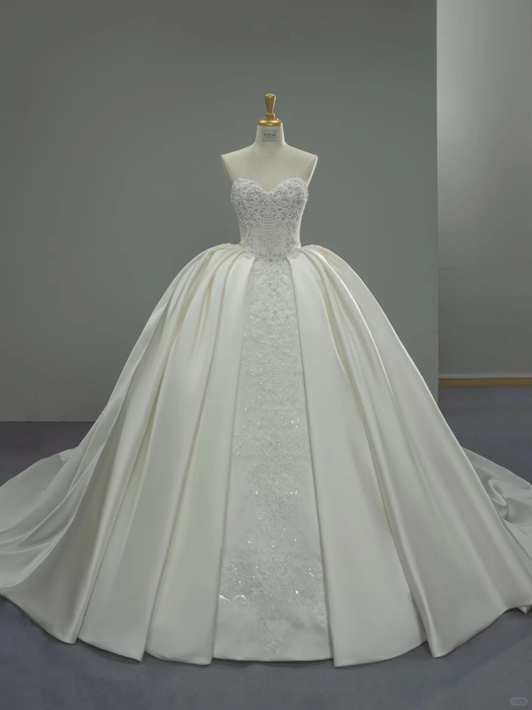 Gorgeous Sweetheart Neck Ball Gown Long Wedding Dresses Satin Applique White Bridal Gowns Sleeveless Bridal Dresses ED05683