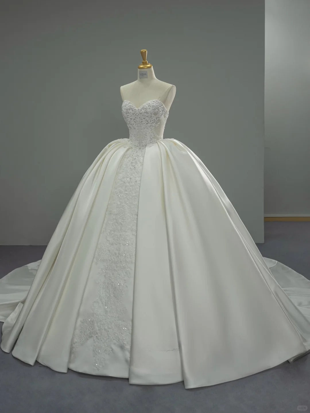 Gorgeous Sweetheart Neck Ball Gown Long Wedding Dresses Satin Applique White Bridal Gowns Sleeveless Bridal Dresses ED05683