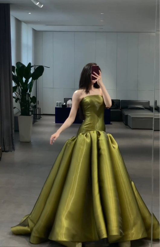 Elegant Strapless Ball Gown Long Prom Dresses Satin Green Evening Gowns Sleeveless Green Christmas Dresses ED05689