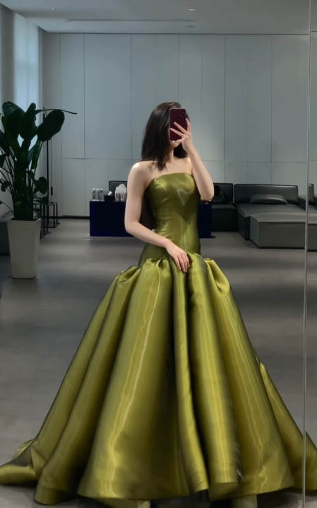Elegant Strapless Ball Gown Long Prom Dresses Satin Green Evening Gowns Sleeveless Green Christmas Dresses ED05689
