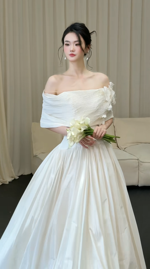 Elegant A-Line White Long Wedding Dresses Satin Sweetheart Bridal Dresses Sleeveless Bridal Gowns ED05743