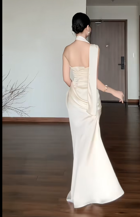 Chic Sheath Long Prom Dresses Satin White Evening Gowns Off-shoulder Sleeveless Bridesmaid Dresses ED05770