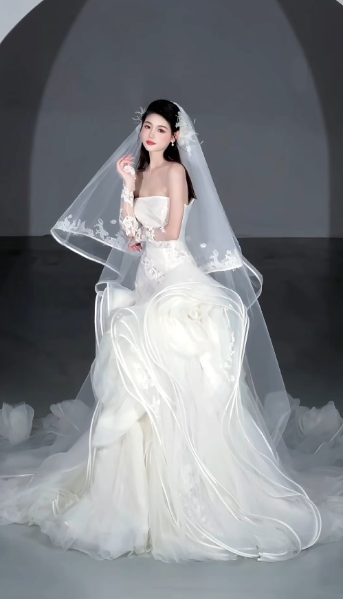 Luxury Strapless Ball Gown Long Wedding Dresses Tulle White Bridal Dresses Sleeveless Bridal Gowns ED05895