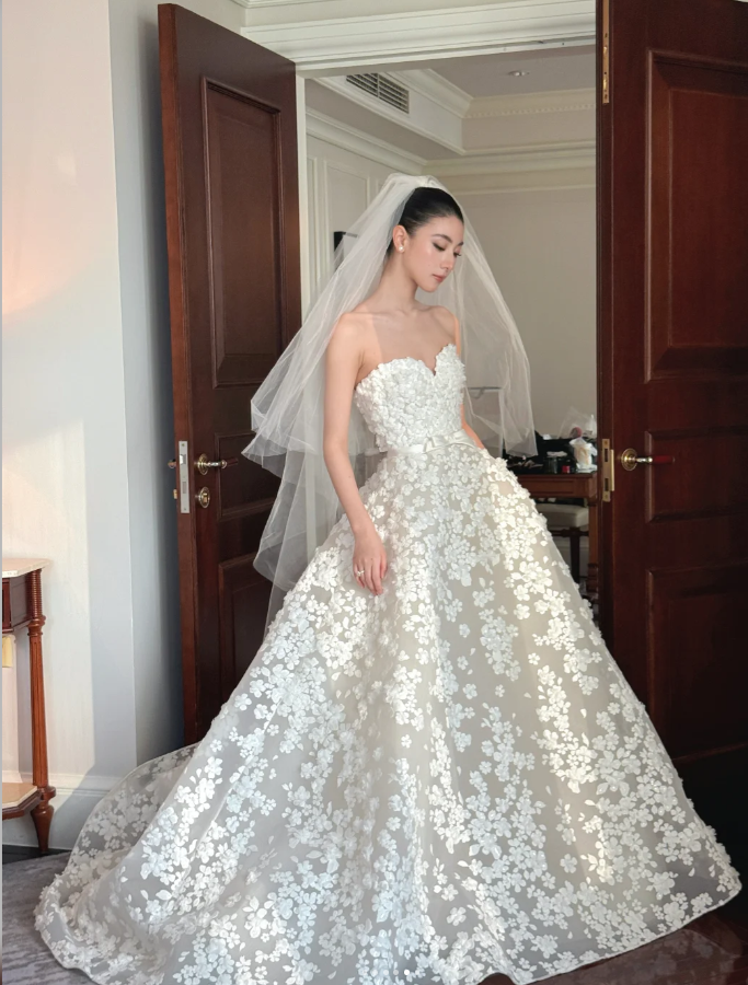 Luxury Sweetheart A-Line Long Wedding Dresses Appliques Tulle White Bridal Dresses Sleeveless Bridal Gowns ED05900