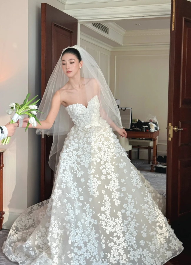 Luxury Sweetheart A-Line Long Wedding Dresses Appliques Tulle White Bridal Dresses Sleeveless Bridal Gowns ED05900