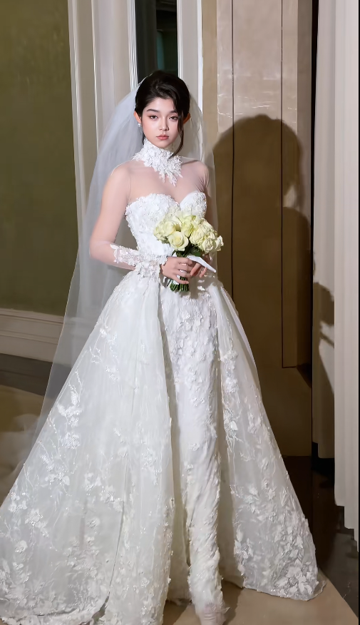 Chic A-Line Long Wedding Dresses Tulle Applique White Bridal Dresses Beaded Sleeveless Bridal Gown ED05994