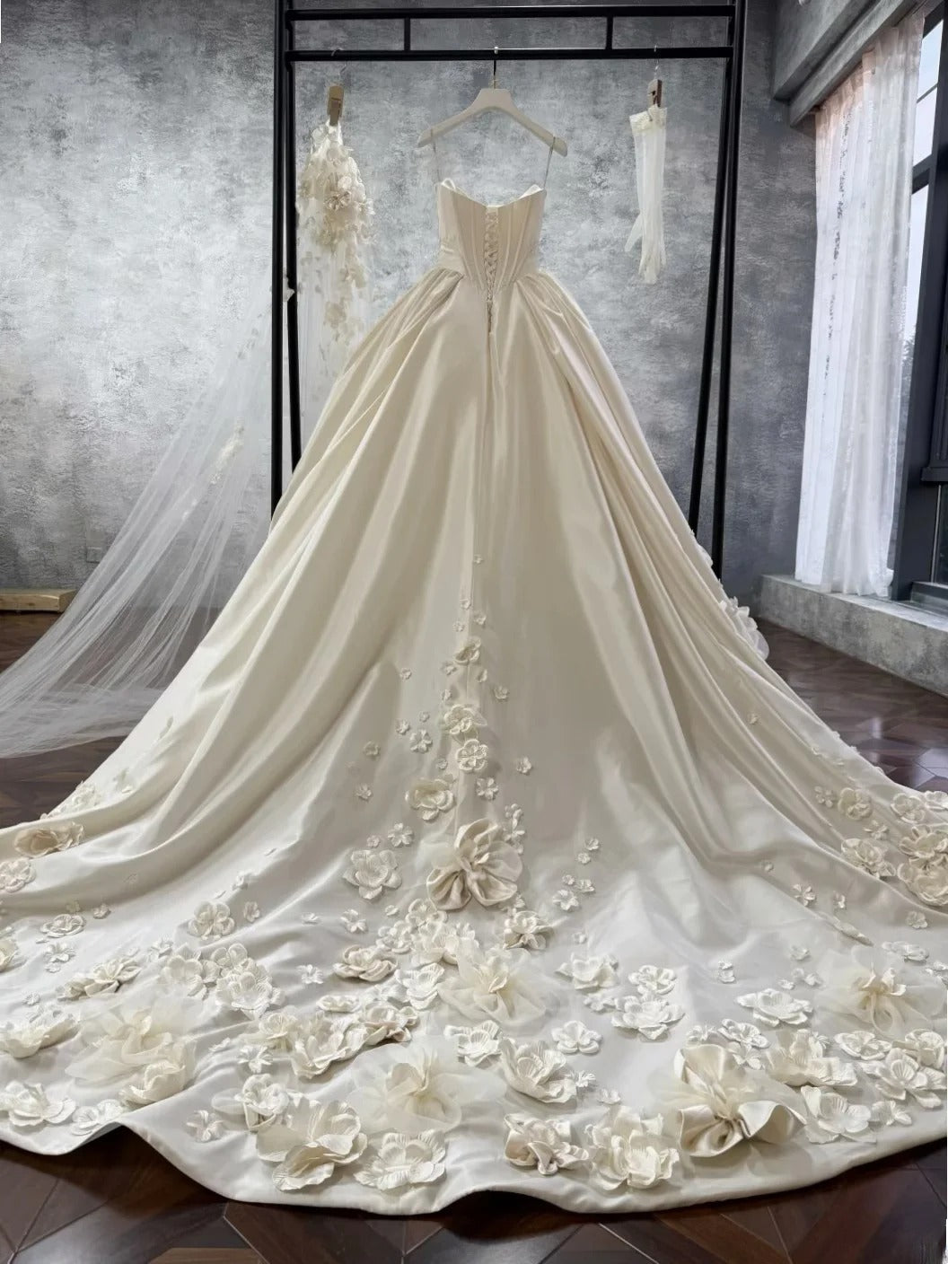 Fairy A-line Long Wedding Dresses Satin White Bridal Gowns Sleevless Strapless Bridal Dresses ED06015