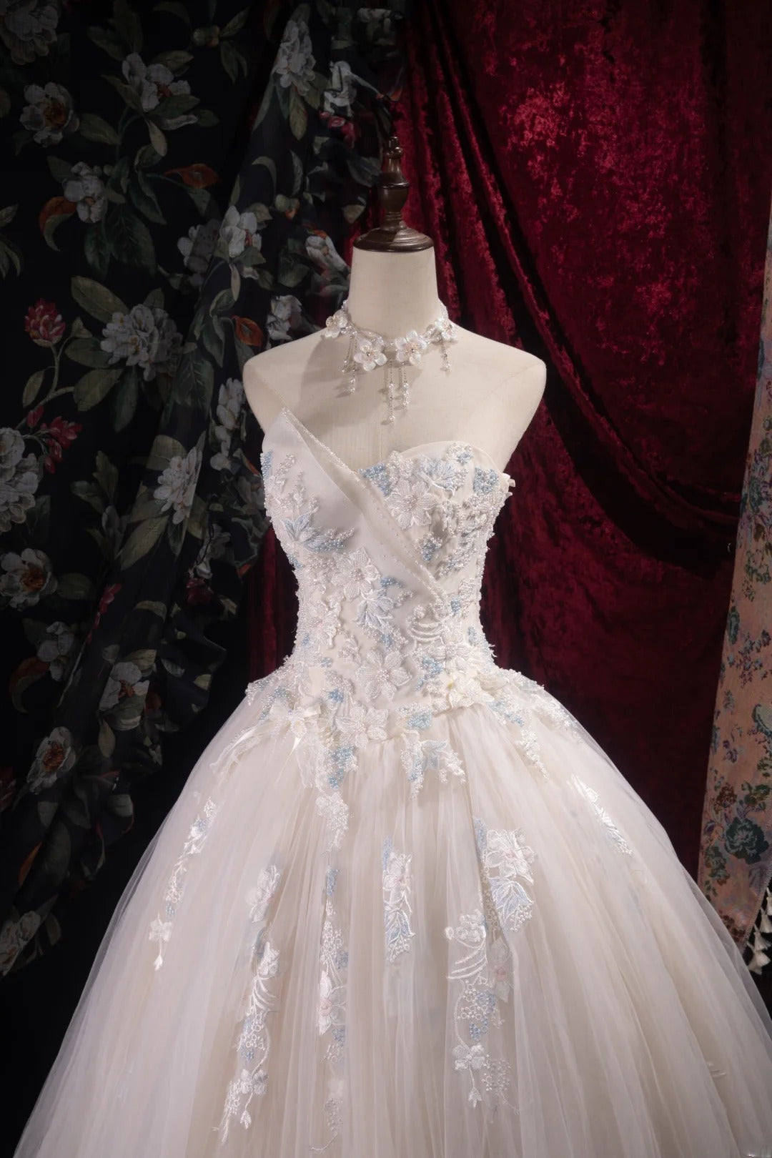 Fairy A-line Long Wedding  Dresses Tulle Appliques White  Bridal Gowns Sleeveless   Sweetheart Bridal Dresses ED06018