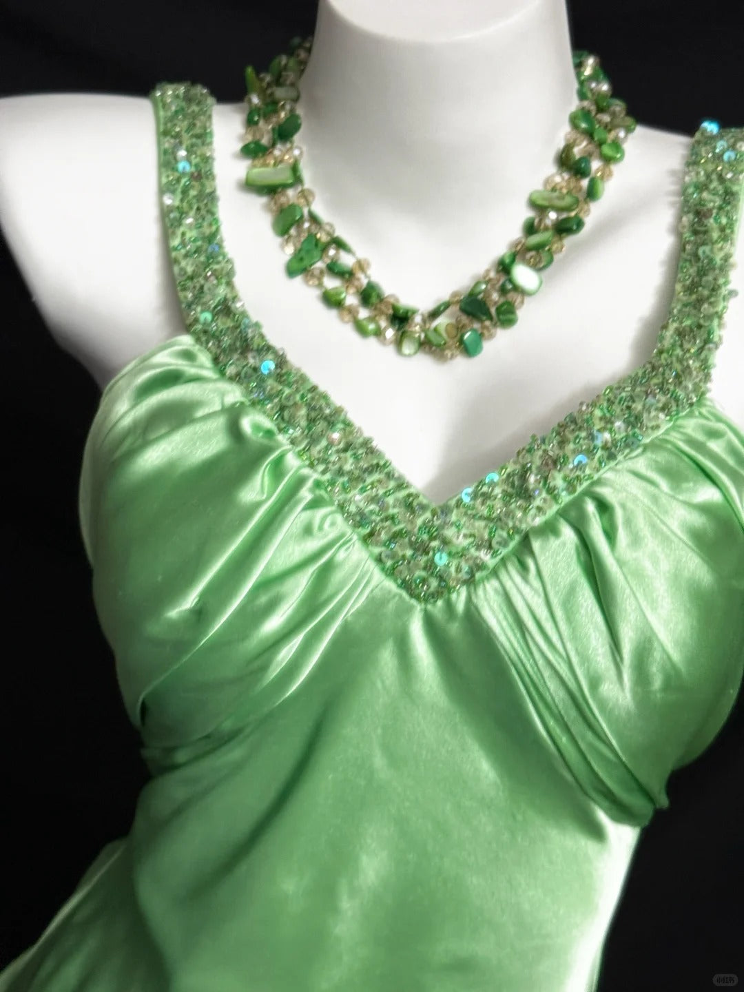 Elegant Green Wedding Guest Dresses V-Neck Sheath Birthday Dresses Satin Sleeveless Long Prom Dresses ED06103