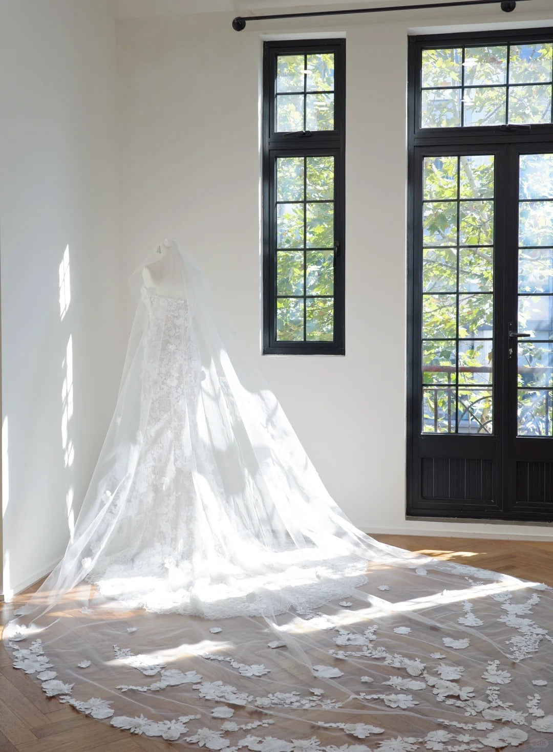 Chic Sheath Long Wedding Dresses Strapless Tulle Appliques White Bridal Dresses Sleeveless Bridal Gowns ED06217