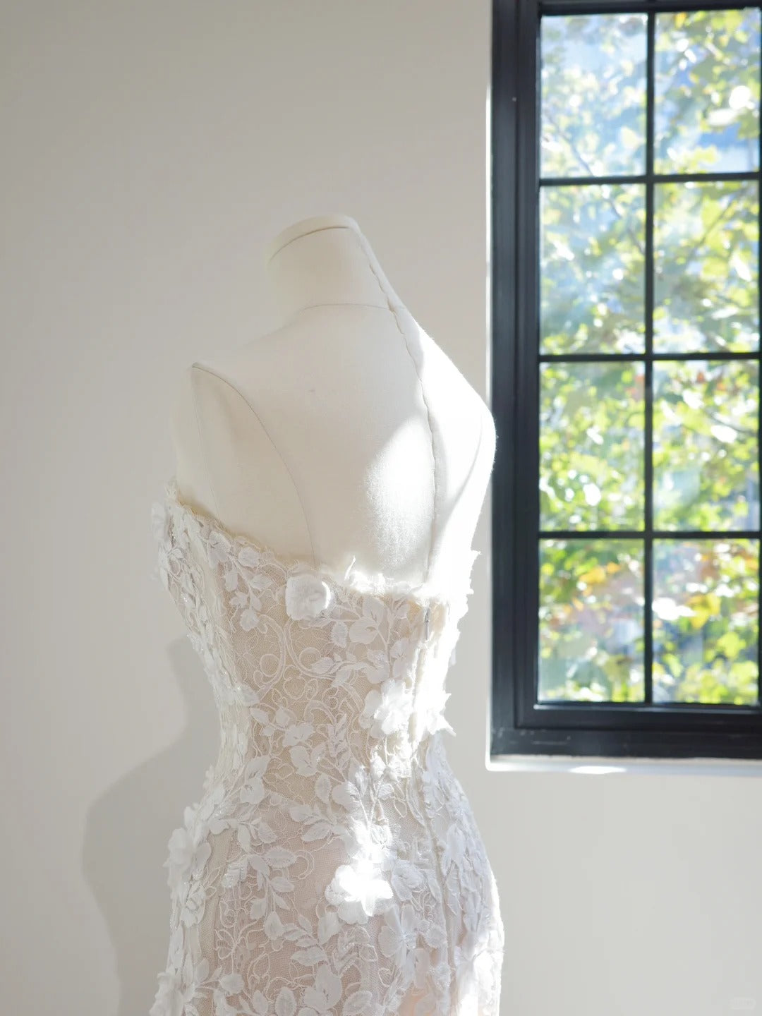 Chic Sheath Long Wedding Dresses Strapless Tulle Appliques White Bridal Dresses Sleeveless Bridal Gowns ED06217