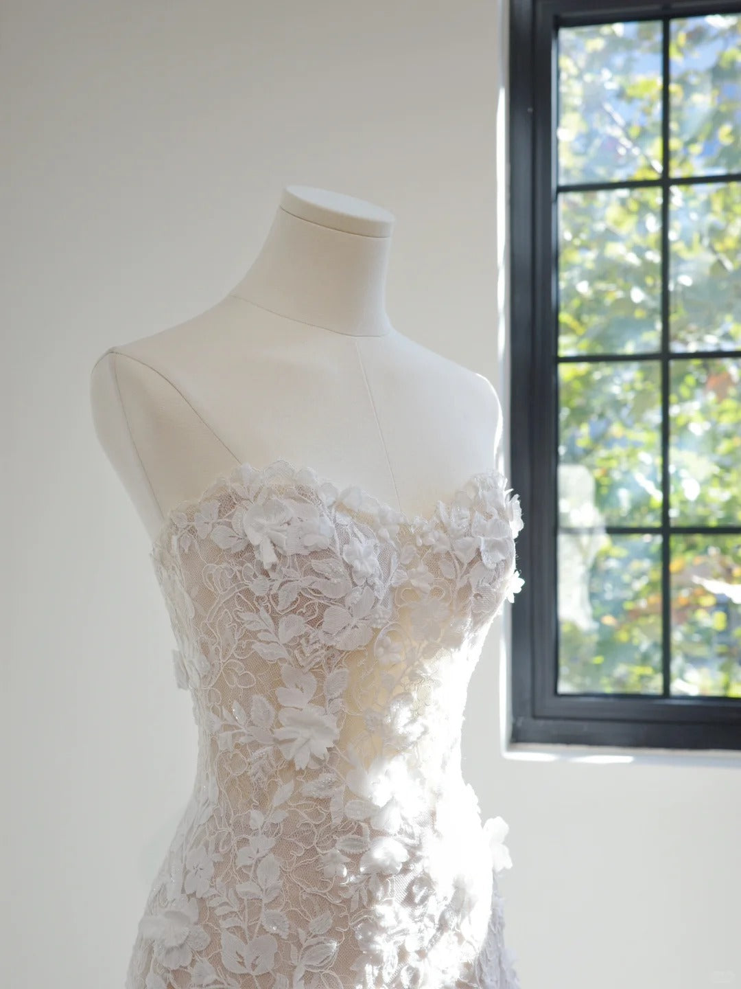 Chic Sheath Long Wedding Dresses Strapless Tulle Appliques White Bridal Dresses Sleeveless Bridal Gowns ED06217