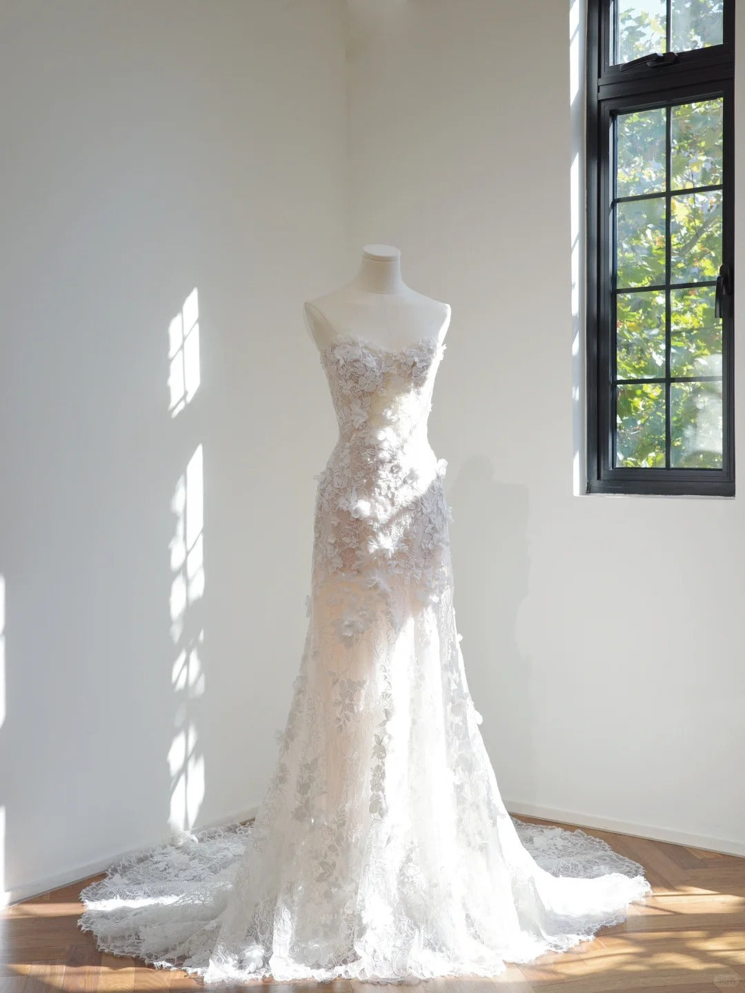 Chic Sheath Long Wedding Dresses Strapless Tulle Appliques White Bridal Dresses Sleeveless Bridal Gowns ED06217