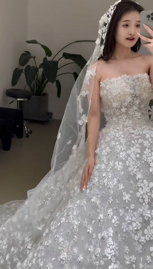 Timeless A-Line Long Wedding Dresses Tulle Strapless White Bridal Gowns Appliques Sleeveless Bridal Dresses ED06246