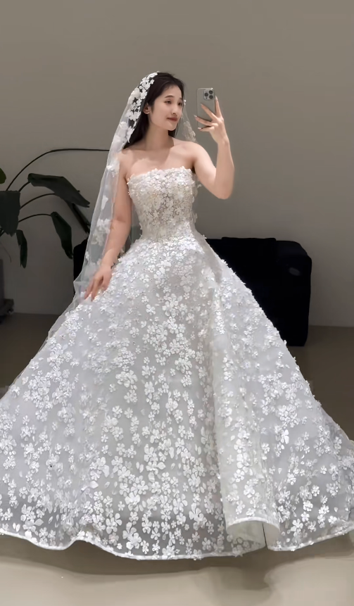 Timeless A-Line Long Wedding Dresses Tulle Strapless White Bridal Gowns Appliques Sleeveless Bridal Dresses ED06246