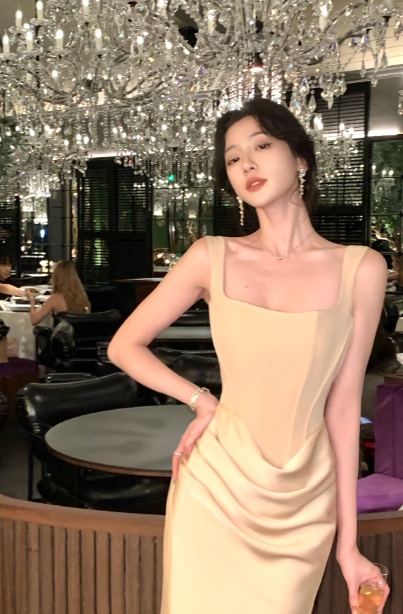 Sexy Sheath Light Champagne Long Prom Dresses Satin Spaghetti Straps Evening Dresses Sleeveless Birthday Dresses ED06277