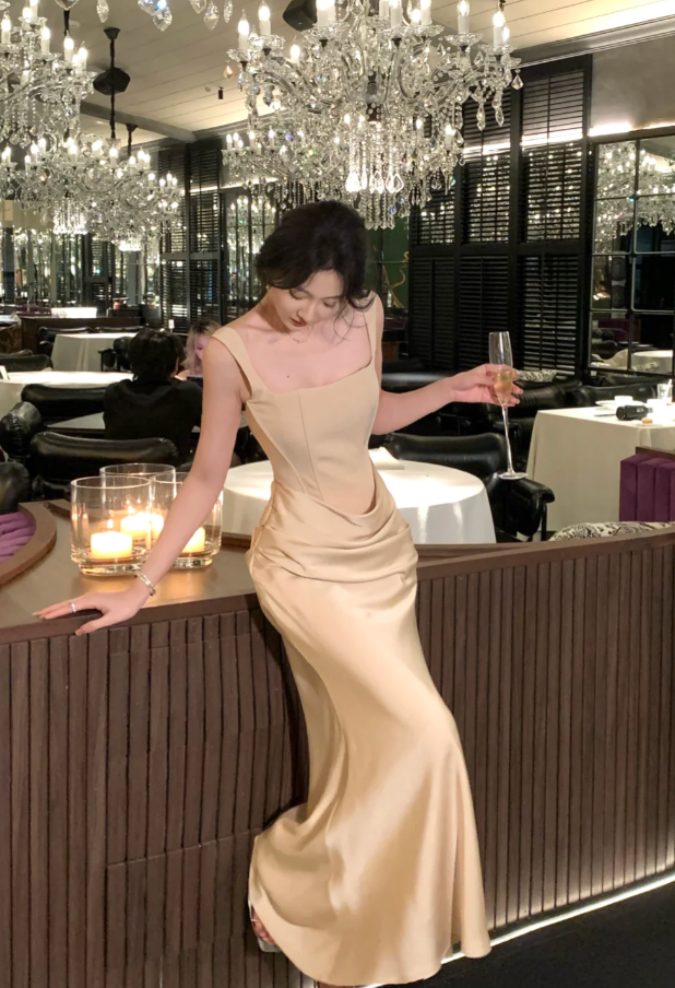 Sexy Sheath Light Champagne Long Prom Dresses Satin Spaghetti Straps Evening Dresses Sleeveless Birthday Dresses ED06277