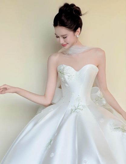 Chic A-Line White Long Wedding Dress Appliques Satin Sleeveless Bridal Dress Strapless Bridal Gowns ED06322