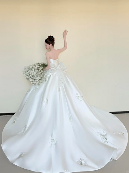 Chic A-Line White Long Wedding Dress Appliques Satin Sleeveless Bridal Dress Strapless Bridal Gowns ED06322