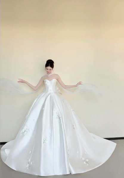 Chic A-Line White Long Wedding Dress Appliques Satin Sleeveless Bridal Dress Strapless Bridal Gowns ED06322