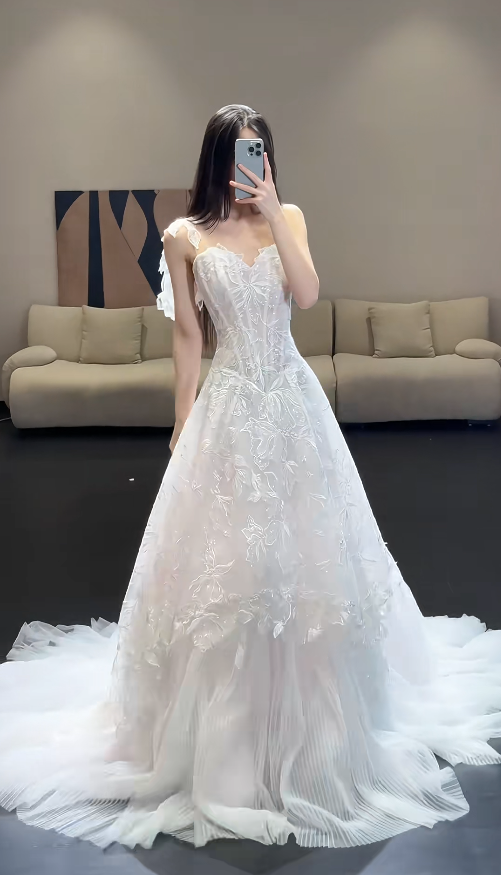Elegant A-Line Long Wedding Dress Appliques Tulle White Bridal Dress Sleeveless Bridal Gown ED06323