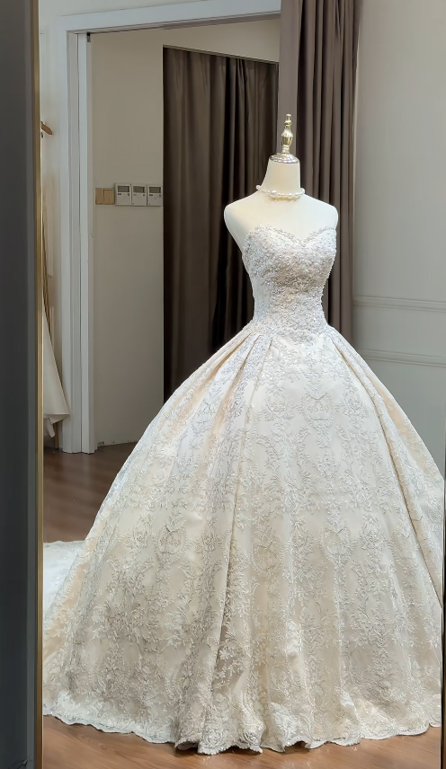 Elegant A-Line Long Wedding Dress Appliques Tulle Champagne Bridal Dress Sweetheart Sleeveless Bridal Gown ED06325