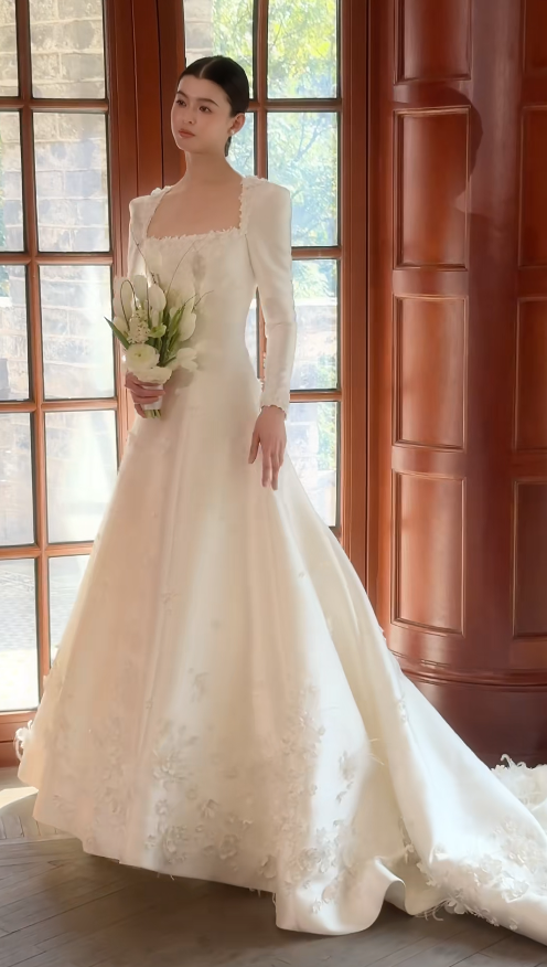 Elegant A-Line Long Wedding Dress Applique Satin White Bridal Gowns Square Neck Long Sleeves Bridal Dress ED06430