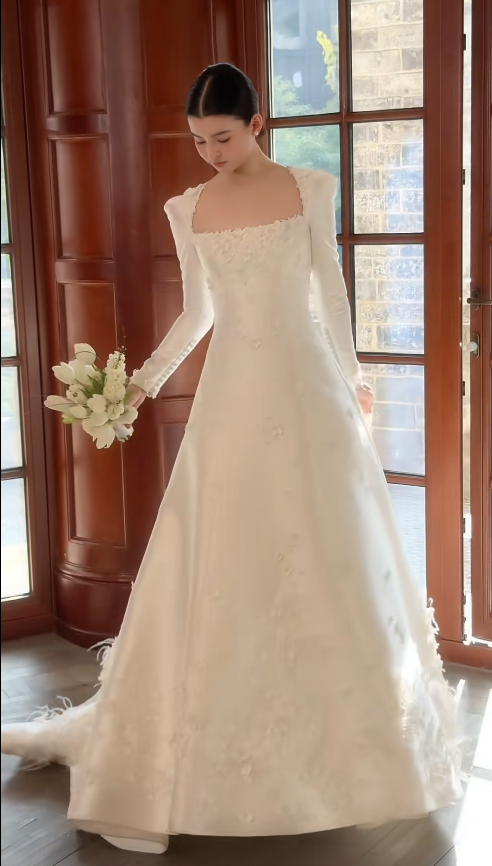 Elegant A-Line Long Wedding Dress Applique Satin White Bridal Gowns Square Neck Long Sleeves Bridal Dress ED06430