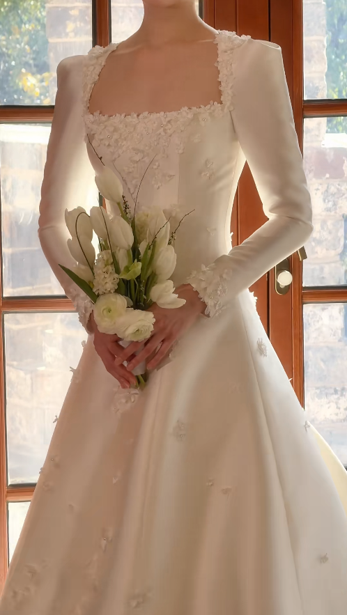 Elegant A-Line Long Wedding Dress Applique Satin White Bridal Gowns Square Neck Long Sleeves Bridal Dress ED06430