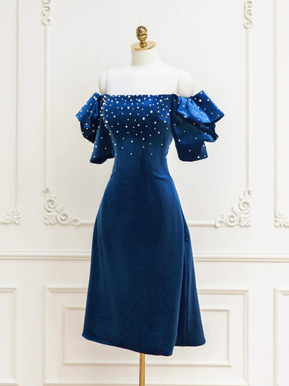 Schwarzes schulterfreies, kurzes Ballkleid aus Samt mit Perlen, schwarzes Abendkleid ED0649