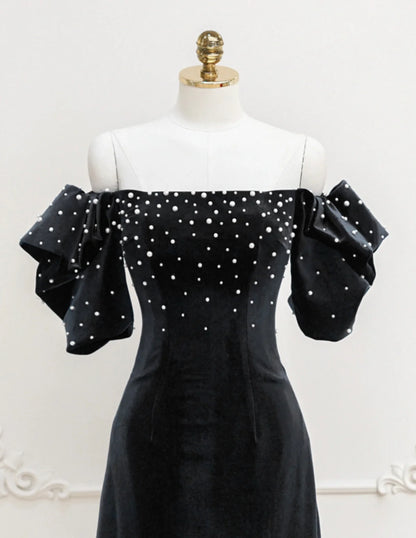 Schwarzes schulterfreies, kurzes Ballkleid aus Samt mit Perlen, schwarzes Abendkleid ED0649