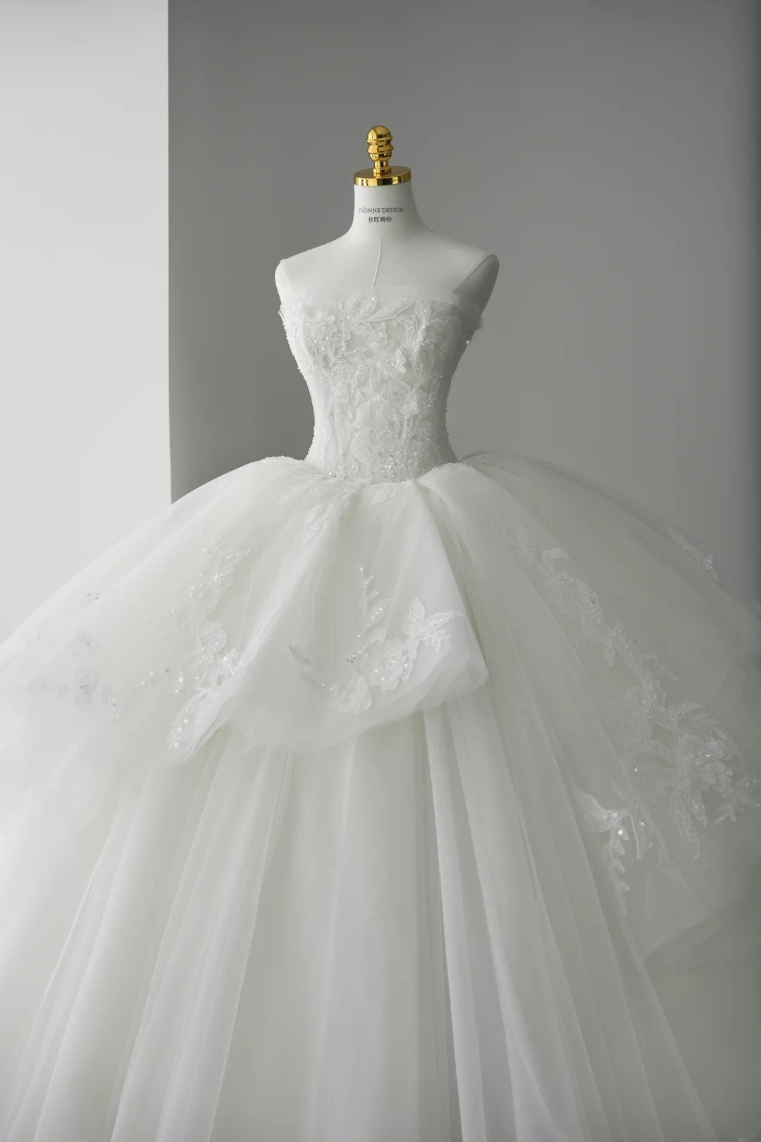 Luxury Ball Gown Long Wedding Dress Tulle Strapless White Bridal Gowns Sleeveless Bridal Dress ED06511