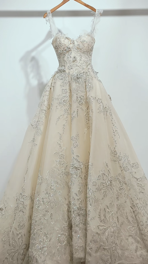 Timeless A-Line Long Wedding Dress Tulle Appliques Spaghetti Straps Champagne Bridal Dress Sleeveless Bridal Gown ED06597