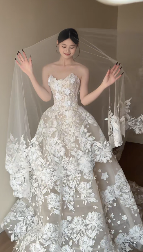 Gorgeous A-Line Long Wedding Dress Tulle Appliques White Bridal Dress Sleeveless Bridal Gown ED06598