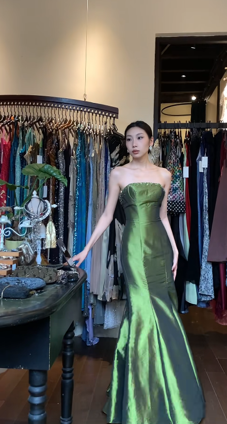 Chic Green Wedding Guest Dress Strapless Satin Mermaid Evening Dress Beaded Sleeveless Long Prom Dress ED06660