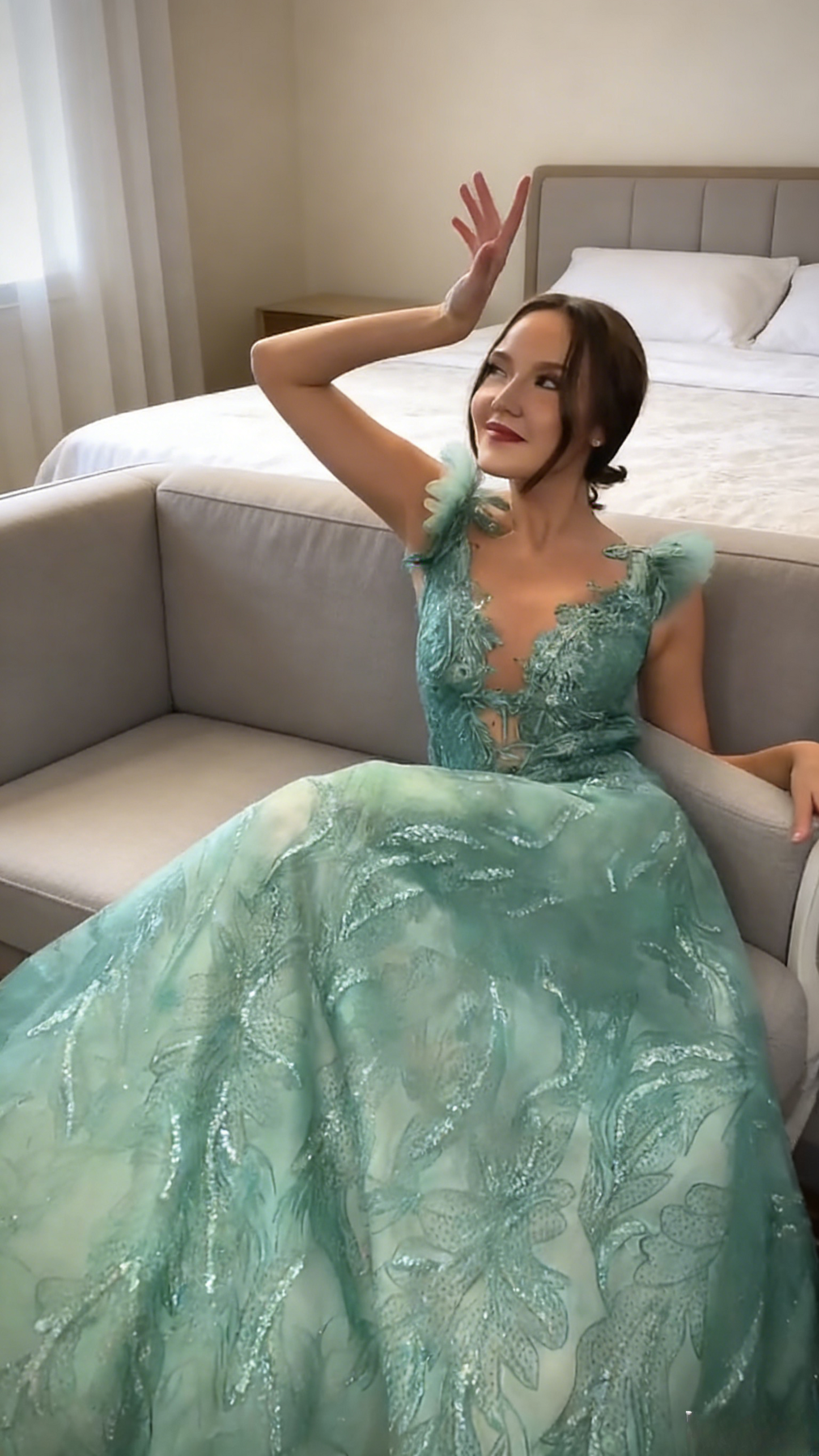 Elegant Green Prom Dresses V-neck A-Line Long Evening Dress Sequins Tulle Sleeveless Birthday Dress ED06750