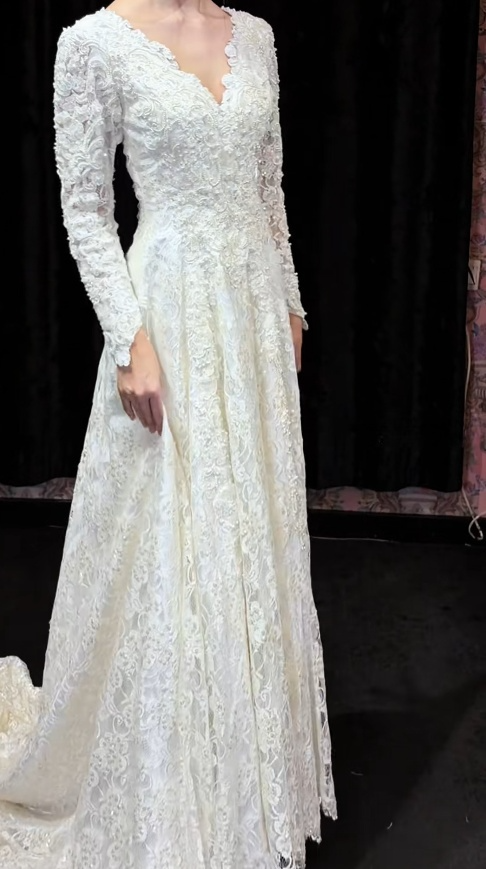 Elegant White Wedding Dress V-neck Lace A-Line Bridal Gown Long Sleeves Bridal Dress ED06816